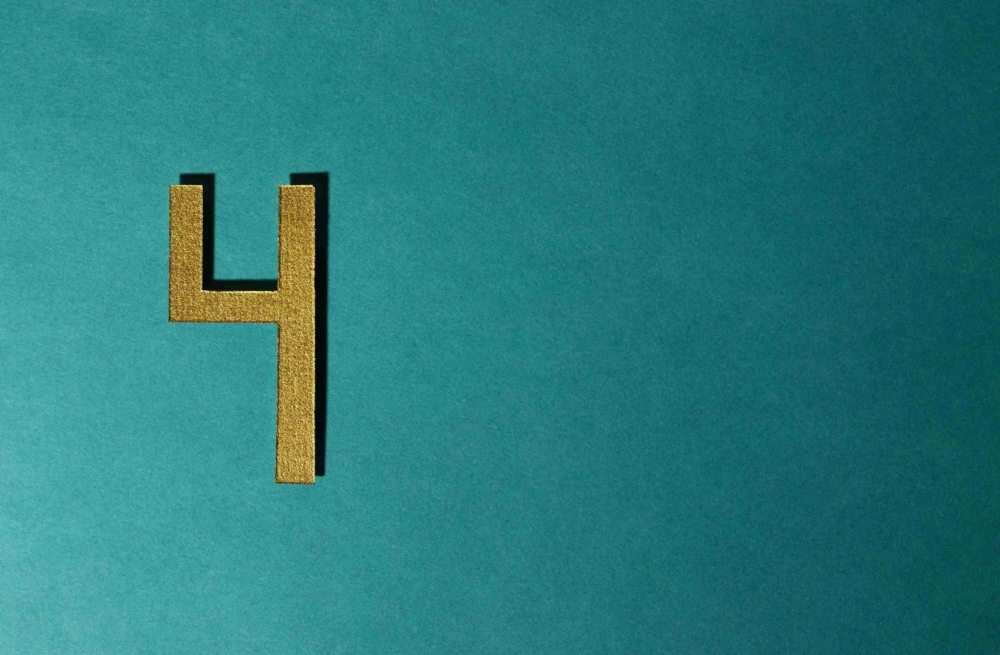 Цифра 4 у нумерології: значення у житті, стосунках, роботі