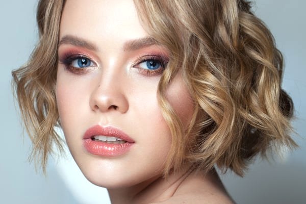 Мінімалізм у макіяжі: один відтінок — три образи 